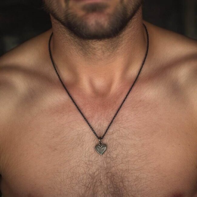 Męskie naszyjniki a celebryci